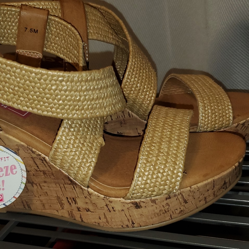 NWT SUPER CUTE DOD TAN WEDGES